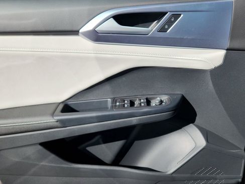 New 2025 Volkswagen Taos SE image 8