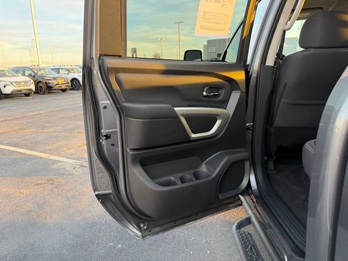 Used 2024 Nissan Titan SV w/ SV Convenience Package image 17