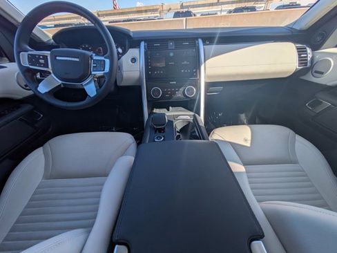 Used 2025 Land Rover Discovery S image 11