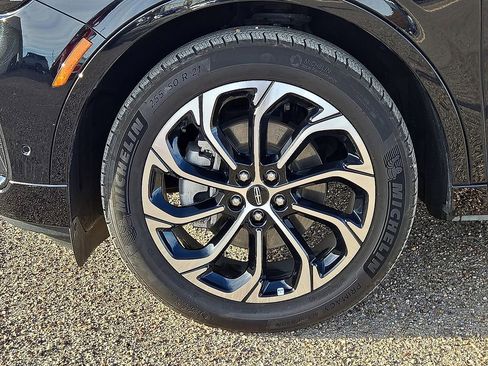 Used 2024 Lincoln Nautilus Reserve image 11