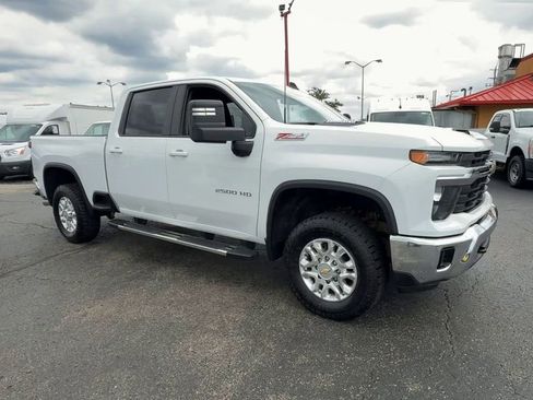 Used 2024 Chevrolet Silverado 2500 LT AWD/4WD image 2