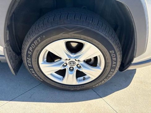 Used 2019 Toyota RAV4 XLE w/ Convenience Package AWD/4WD image 9