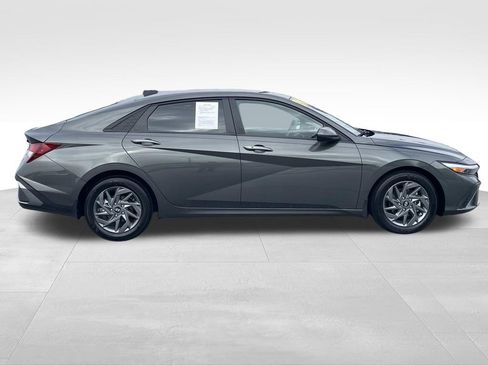 Used 2024 Hyundai Elantra SEL image 2