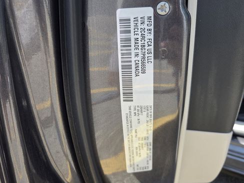 Used 2023 Chrysler Pacifica Touring-L FWD image 19