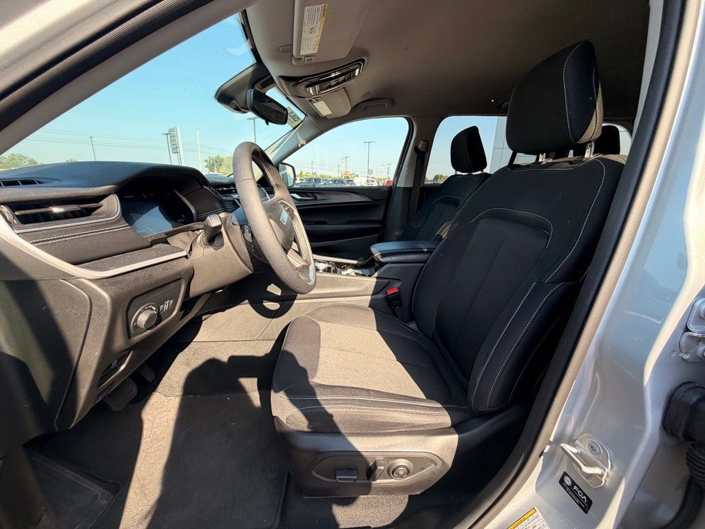 Used 2023 Jeep Grand Cherokee Laredo AWD/4WD image 18