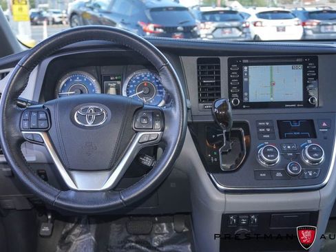 Used 2019 Toyota Sienna XLE w/ XLE Navigation Package FWD image 2