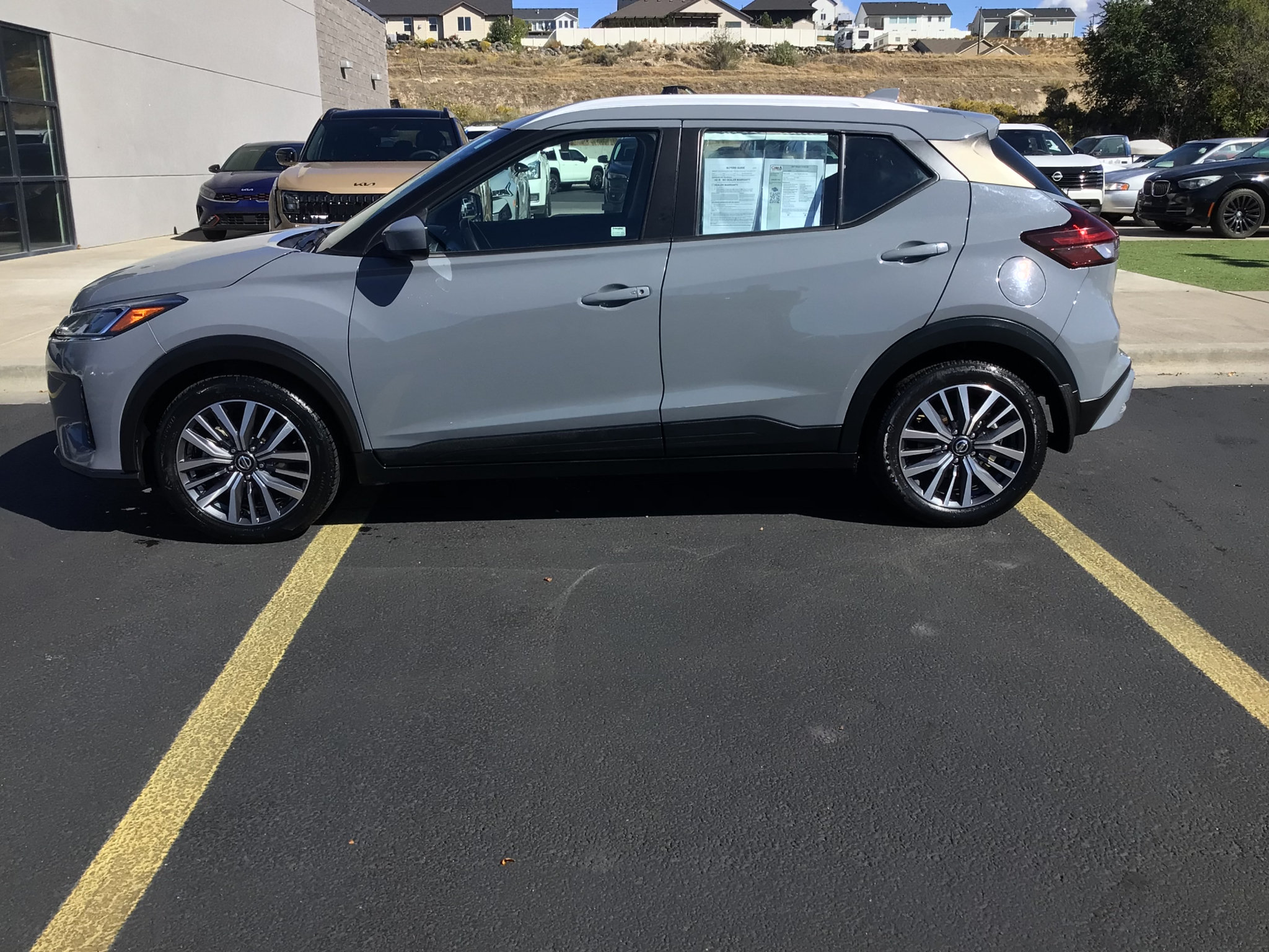 Used 2021 Nissan Kicks SV FWD image 3