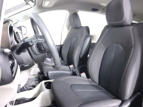 Used 2022 Chrysler Voyager LX image 28