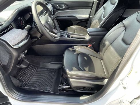 Used 2024 Jeep Compass Latitude image 17