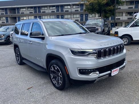 Used 2023 Jeep Wagoneer Series III w/ Preferred Equipment Group image 2