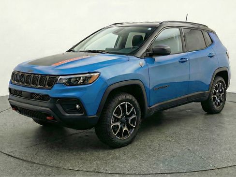 Used 2025 Jeep Compass Trailhawk image 3