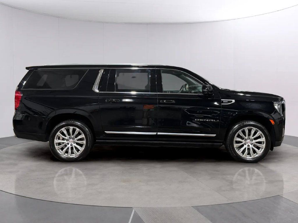 Used 2022 GMC Yukon XL Denali AWD/4WD image 2