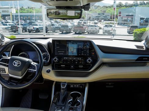 Used 2022 Toyota Highlander Platinum AWD/4WD image 34
