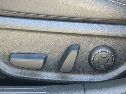 Used 2025 Genesis G70 2.5T image 19