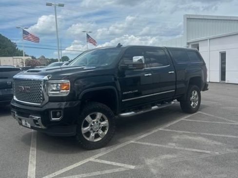 Used 2017 GMC Sierra 2500 Denali w/ Duramax Plus Package AWD/4WD image 2