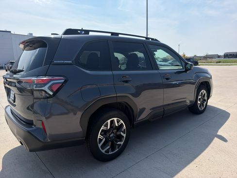 Used 2025 Subaru Forester Premium AWD/4WD image 5