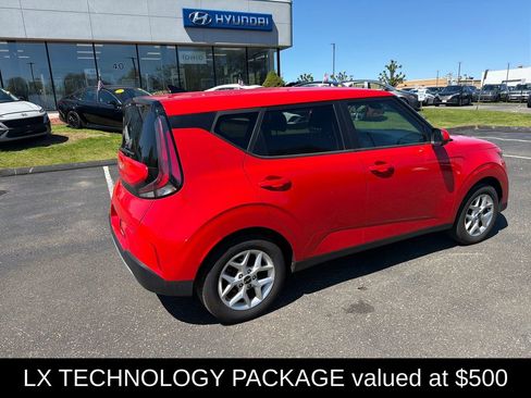 Used 2024 Kia Soul LX w/ Option Group 015 FWD image 3