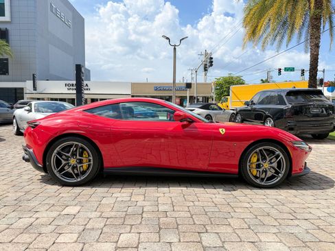 Used 2022 Ferrari Roma RWD image 9