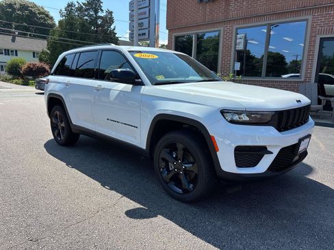 Used 2025 Jeep Grand Cherokee Altitude AWD/4WD image 30