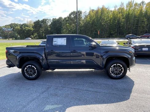 Used 2025 Toyota Tacoma TRD Sport image 2