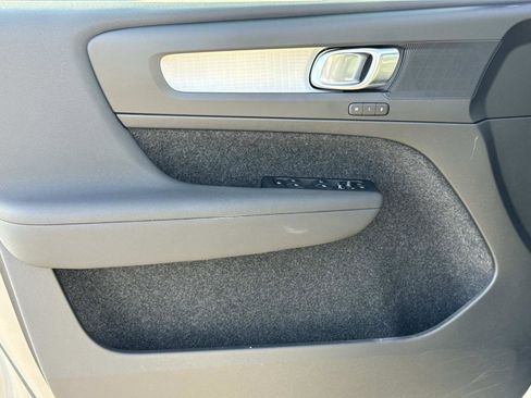 Used 2024 Volvo XC40 B5 Core image 17