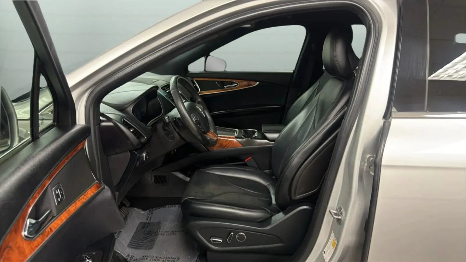 Used 2017 Lincoln MKX Reserve w/ Driver Assistance Package FWD image 19