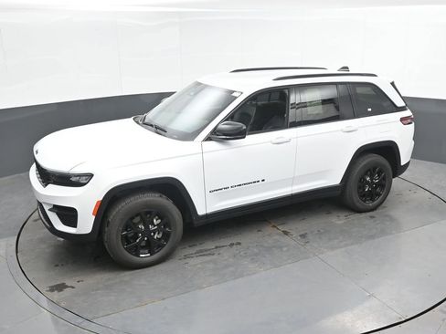 Used 2025 Jeep Grand Cherokee Altitude AWD/4WD image 35