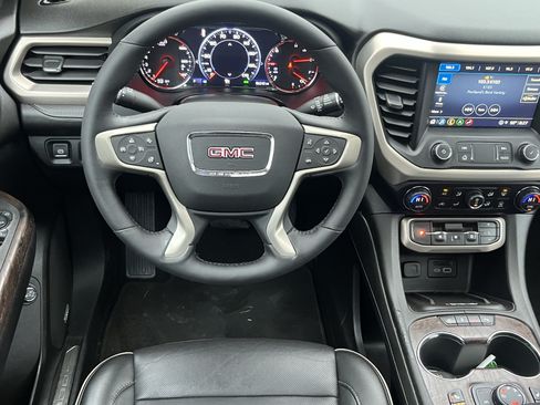 Used 2021 GMC Acadia Denali w/ Denali Ultimate Package AWD/4WD image 11