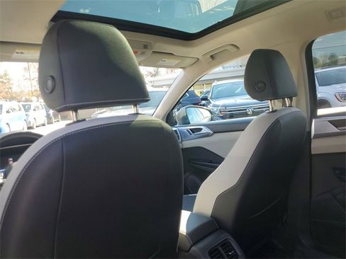 Certified 2025 Volkswagen Taos SE w/ Panoramic Sunroof Package image 11