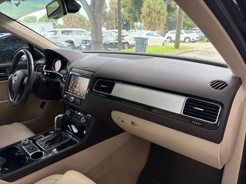 Used 2015 Volkswagen Touareg Sport AWD/4WD image 18