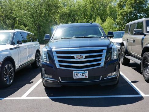 Used 2017 Cadillac Escalade Premium Luxury AWD/4WD image 2