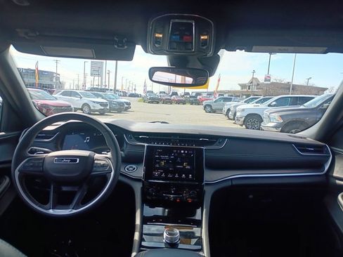 Used 2023 Jeep Grand Cherokee L Laredo image 9