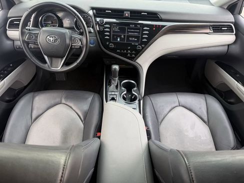 Used 2020 Toyota Camry XLE image 10
