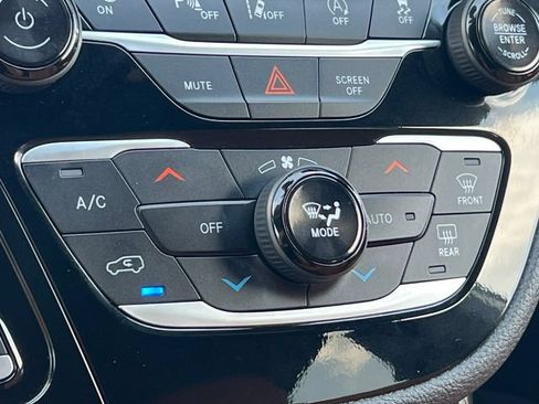 Used 2024 Chrysler Pacifica Pinnacle AWD/4WD image 32