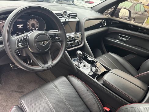 Used 2022 Bentley Bentayga image 14