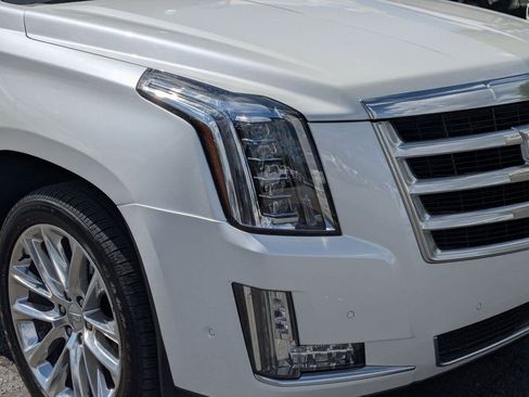 Used 2020 Cadillac Escalade Premium Luxury AWD/4WD image 11