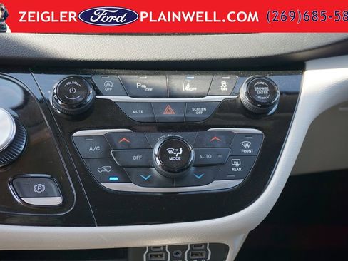 Used 2024 Chrysler Pacifica Touring-L FWD image 23