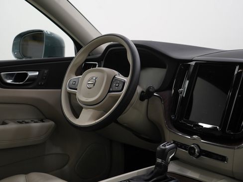 Used 2021 Volvo XC60 T5 Momentum w/ Premium Package image 12