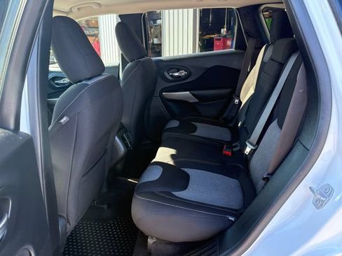 Used 2018 Jeep Cherokee Latitude w/ Cold Weather Group AWD/4WD image 16