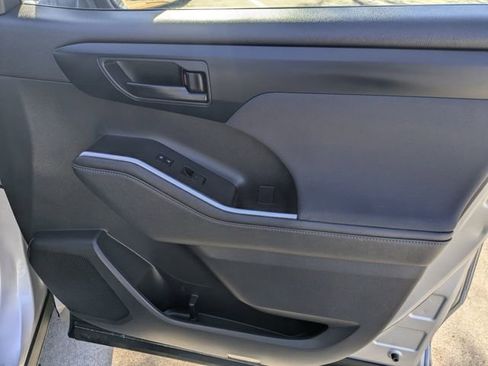 Used 2023 Toyota Highlander L image 33