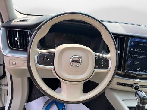Used 2019 Volvo XC60 T5 Momentum w/ Premium Package FWD image 10