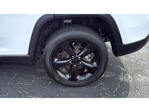 Used 2024 Jeep Grand Cherokee Altitude AWD/4WD image 12