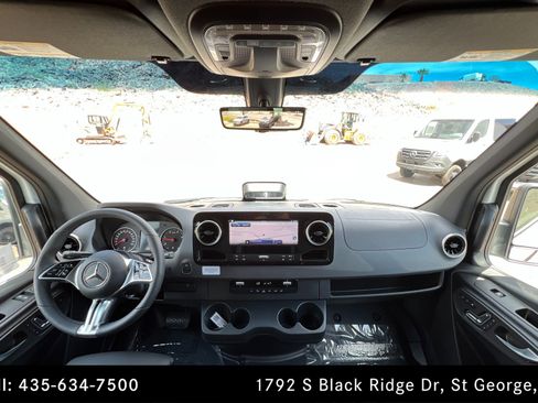 Used 2025 Mercedes-Benz Sprinter 3500 image 9