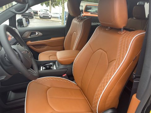 New 2026 Chrysler Pacifica Pinnacle image 14