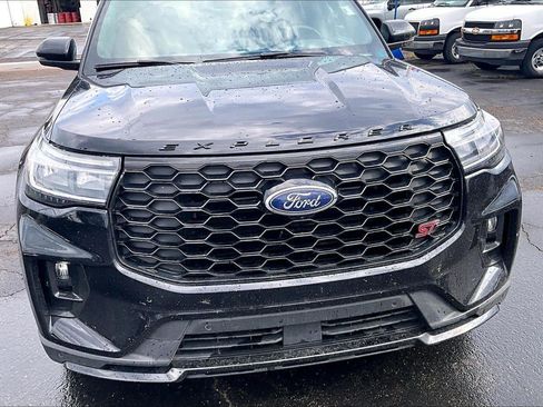 Used 2025 Ford Explorer ST AWD/4WD image 3