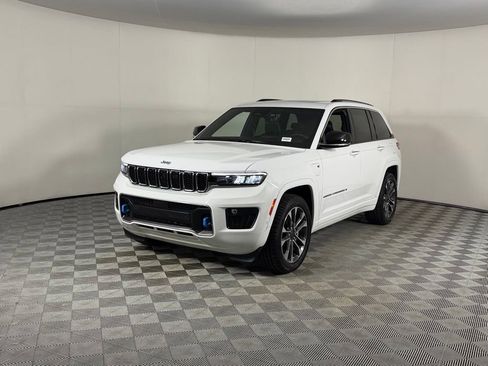 Certified 2023 Jeep Grand Cherokee Overland w/ Luxury Tech Group IV AWD/4WD image 3