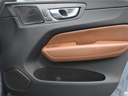 Certified 2023 Volvo XC60 B5 Ultimate w/ Protection Package Premier image 31