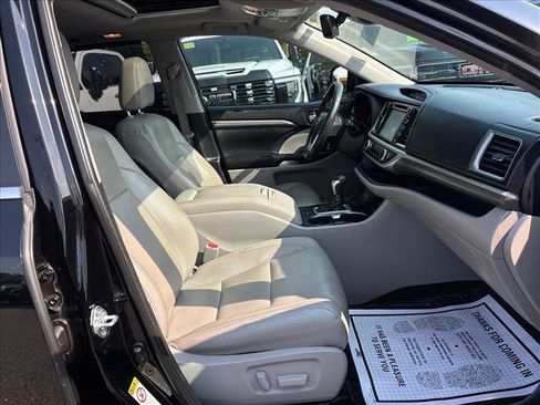 Used 2019 Toyota Highlander Limited FWD image 23