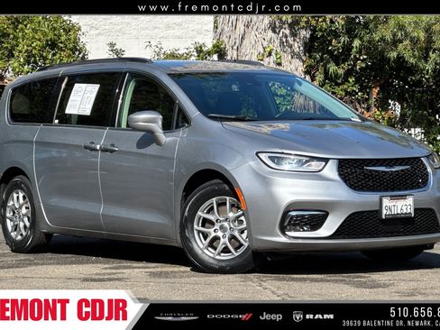 Used 2021 Chrysler Pacifica Touring image 1