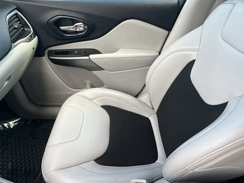 Used 2020 Jeep Cherokee Latitude Plus w/ Cold Weather Group image 12